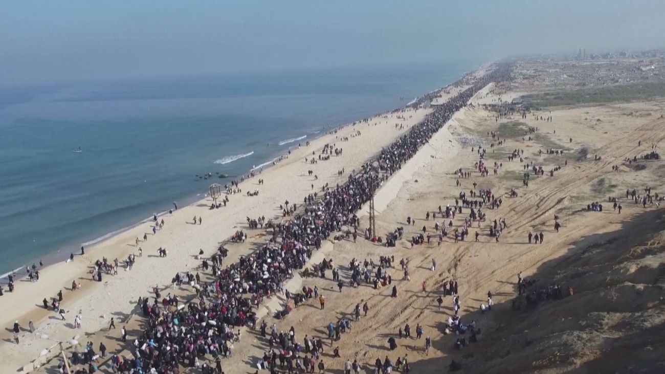 Miles de gazatíes regresan a la Franja tras abrir Israel los pasos