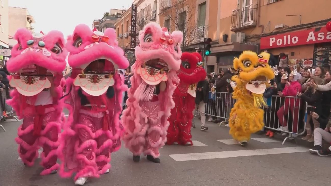 Usera espera el Año Nuevo Chino con la Serpiente de Madera y la creatividad como banderas