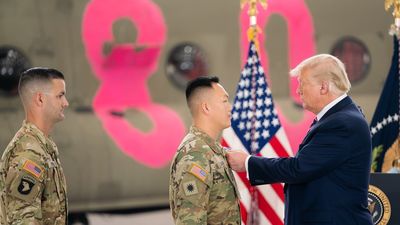Trump reforma el Ejército: expulsa a los transgénero y ordena construir una 'cúpula de hierro'