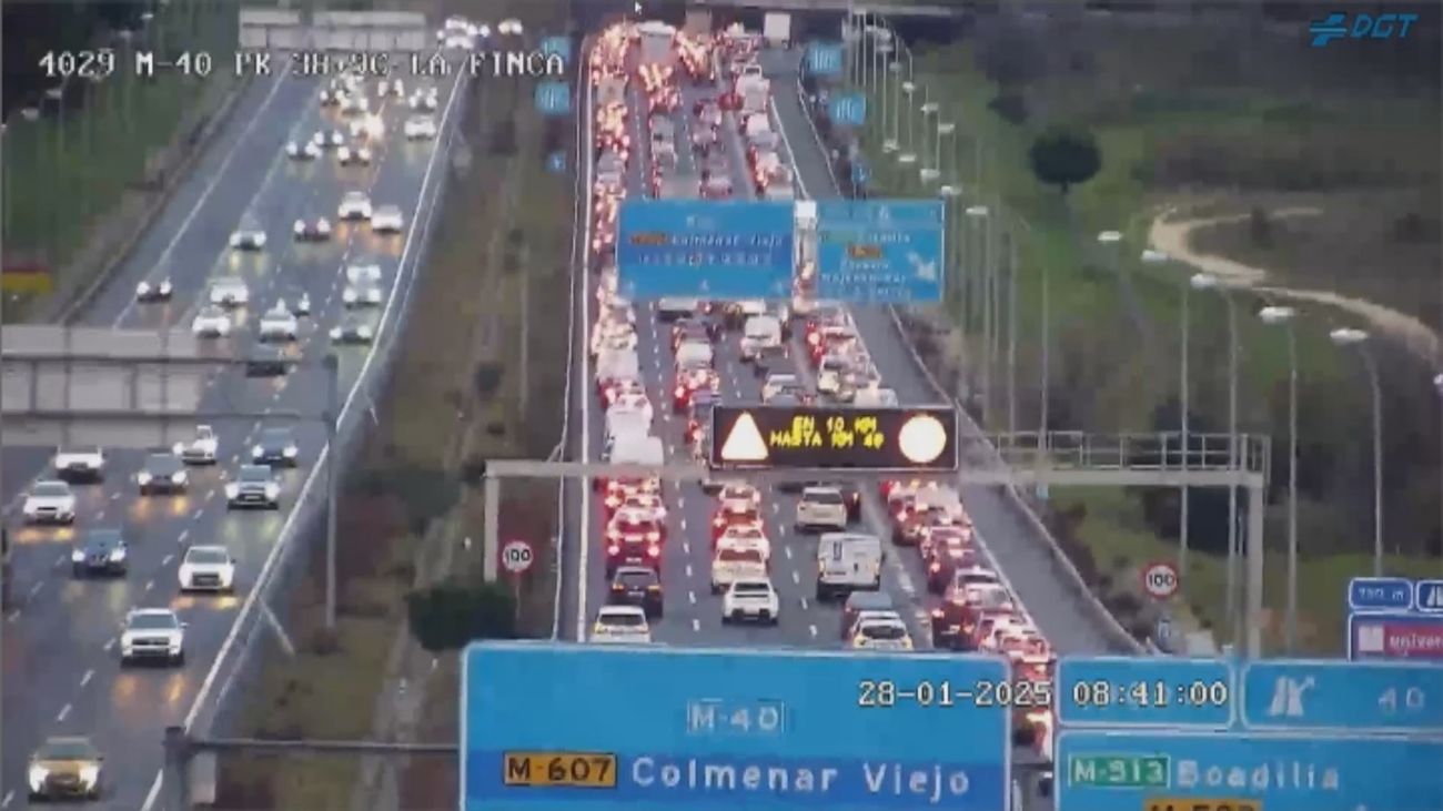 Atasco kilométrico en la M-40 a causa del incendio de un vehículo a la altura de Valdemarín