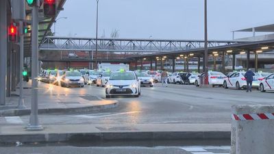 Los taxistas, hartos por el caos circulatorio en la estación de Chamartín