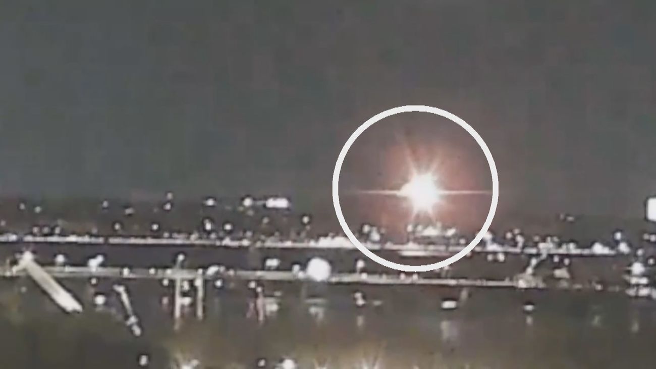 Un avión de pasajeros se estrella tras chocar con un helicóptero militar en pleno vuelo en Washington