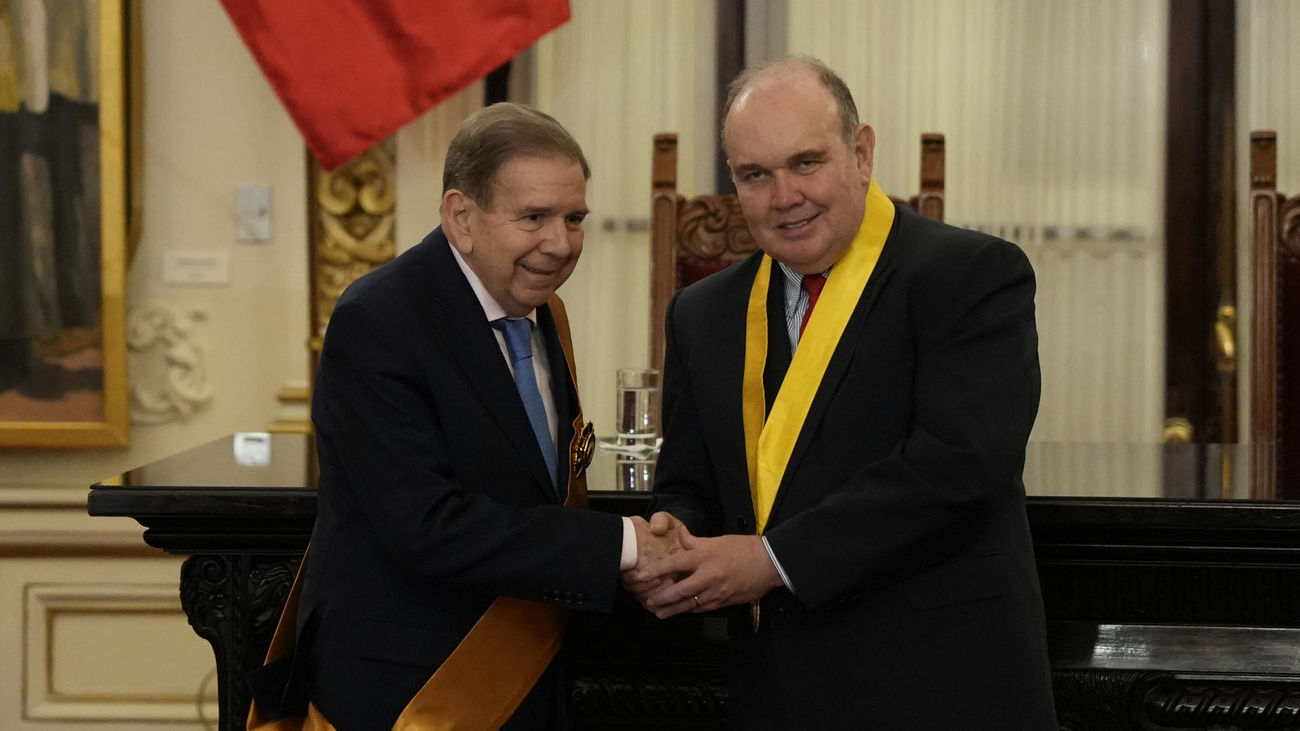 González Urrutia es homenajeado en Lima, Perú