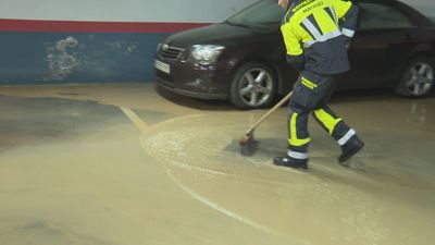 La rotura de una tubería deja sin agua a un centenar de viviendas en Aluche