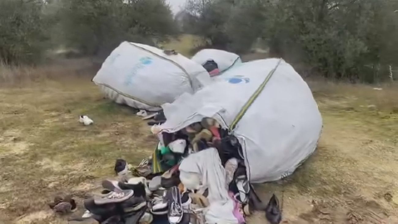 Montañas de zapatos en un olivar de Batres: los vecinos denuncian un vertido ilegal