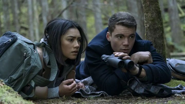 Gabriel Basso y Luciane Buchanan en plena conspiración en Agente Nocturno (Netflix) / Enseriados