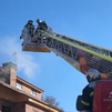 Un incendio sin heridos quema la buhardilla y la cubierta de un chalé en Villalbilla