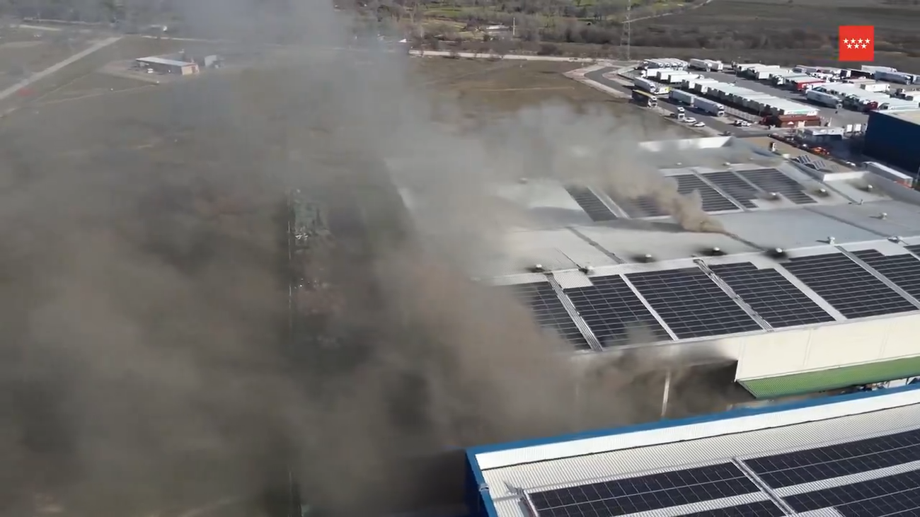 11 dotaciones de bomberos controlan un fuego en una nave industrial en Torrejón de Ardoz