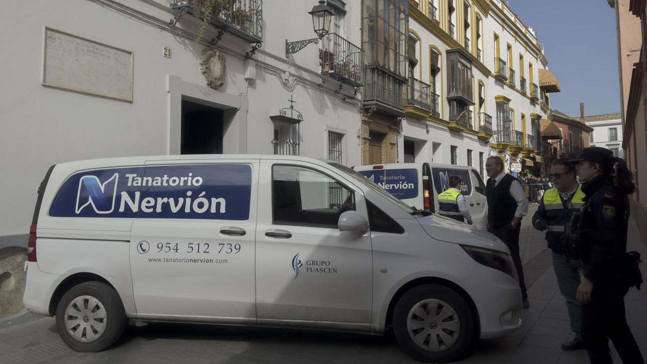 Un coche fúnebre traslada al matrimonio de ancianos que ha fallecido este domingo por inhalación de humo en una vivienda de Sevilla
