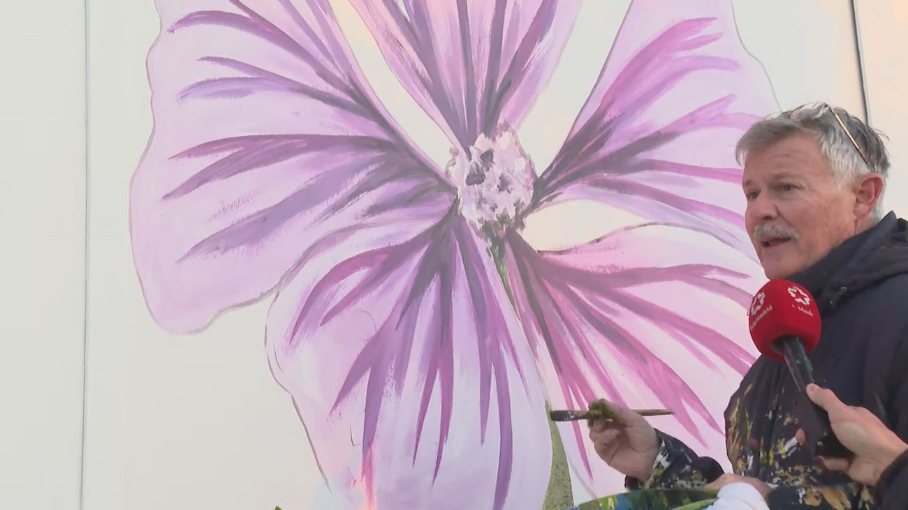 400 metros de arte callejero: 'Las flores del bien', el mural que pinta Manuel Ojeda en Torrejón de Ardoz