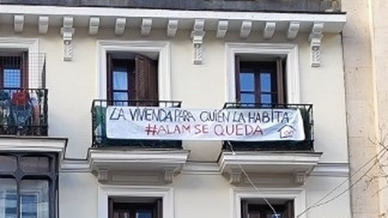 Pancarta en la vivienda de una familia de Madrid  desahuciada,