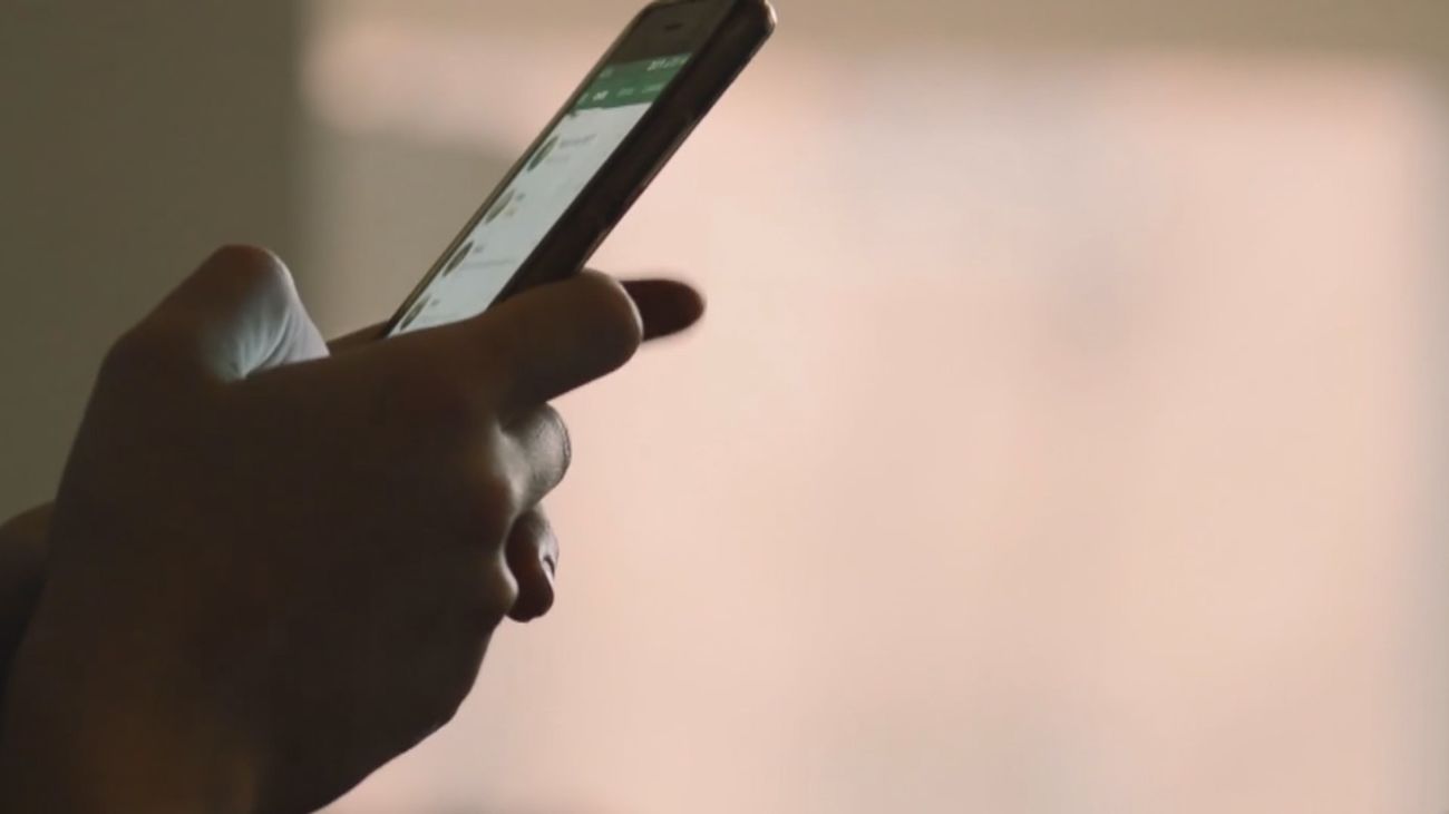 Ayuso denuncia el borrado de sus whatsapps con Sánchez