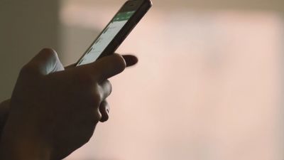 Ayuso denuncia el borrado de sus whatsapps con Sánchez