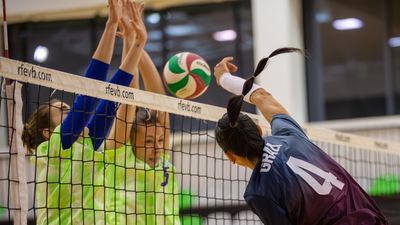 Voleibol Madrid vence al Barça y sale del descenso
