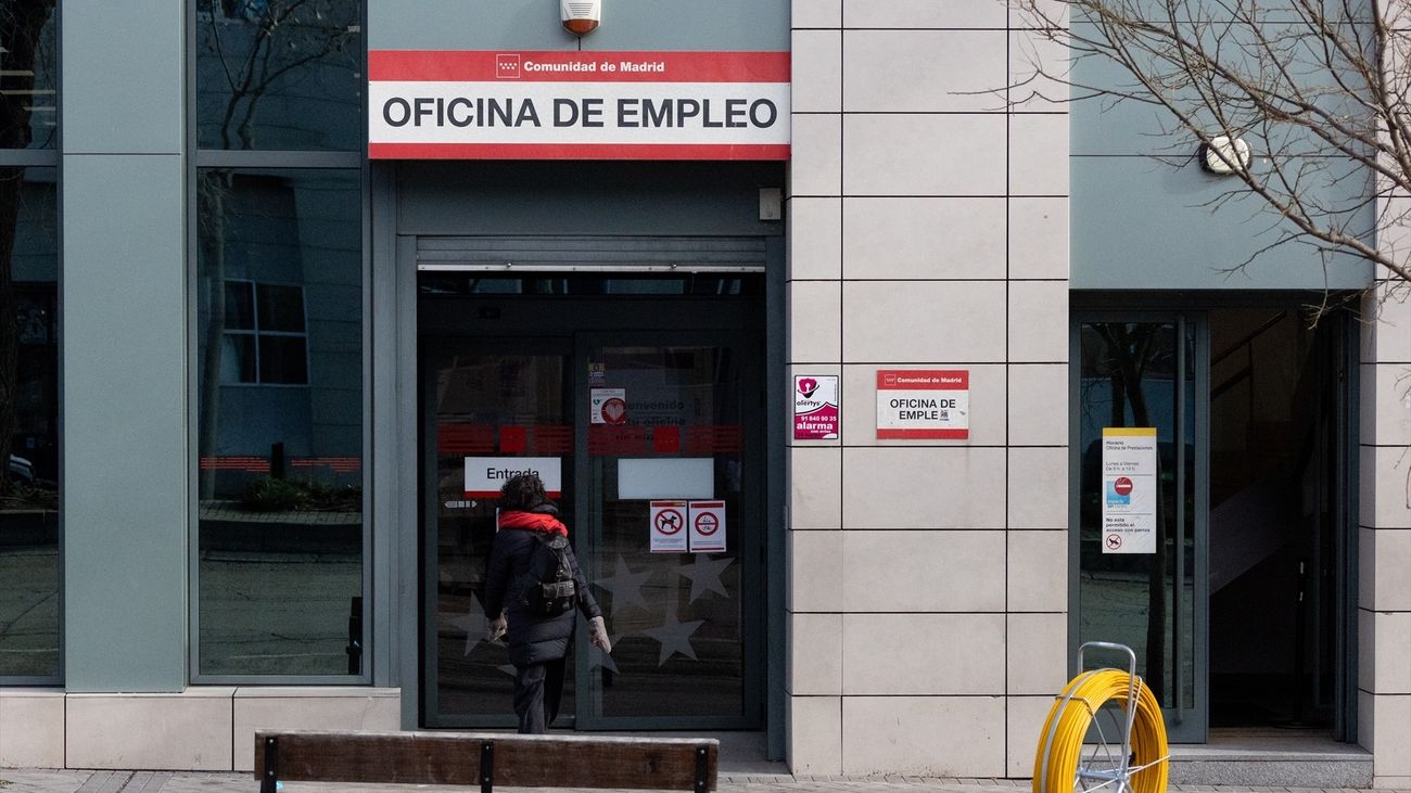 Una mujer entra a una Oficina de Empleo