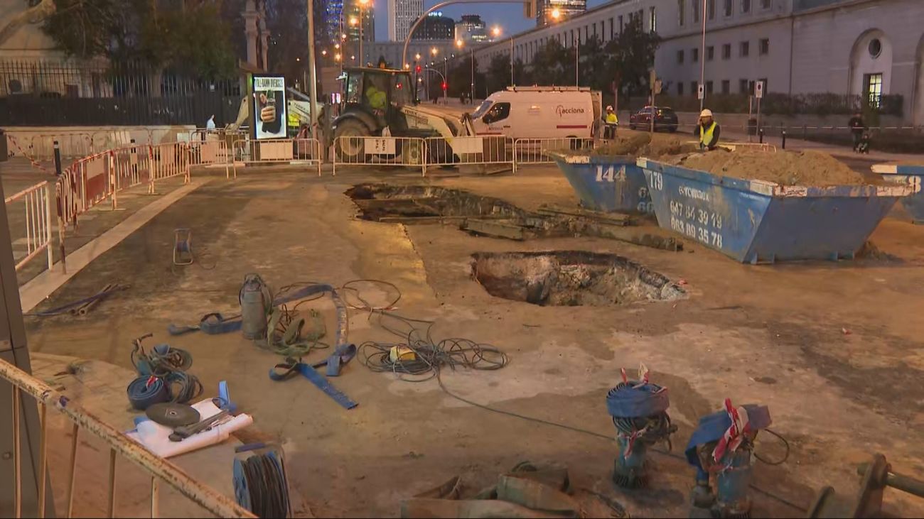 Socavón en la Castellana por la rotura de una tubería en Ríos Rosas