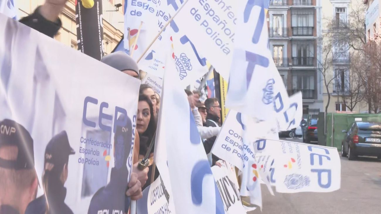 Protesta de policías frente a Interior por mejoras salariales y por las cesiones de competencias en puertos y aeropuertos