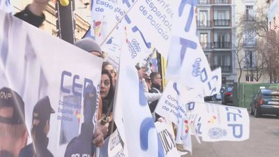 Protesta de policías frente a Interior por mejoras salariales y por las cesiones de competencias en puertos y aeropuertos
