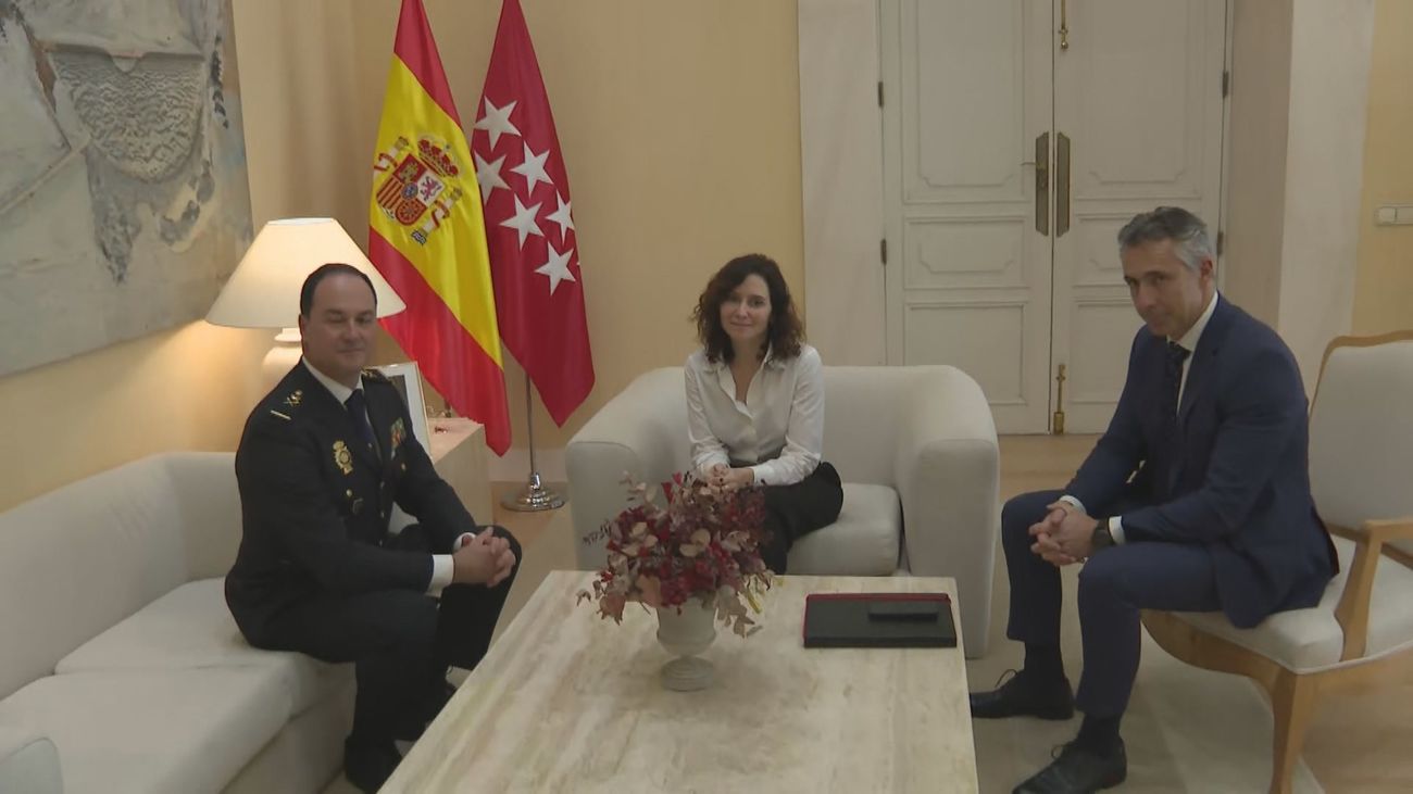 Ayuso recibe al nuevo jefe superior de Policía Nacional en Madrid, Javier Galván