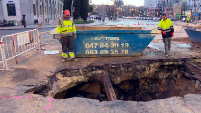 Las vías del antiguo tranvía de Madrid salen a la luz por el socavón de la Castellana