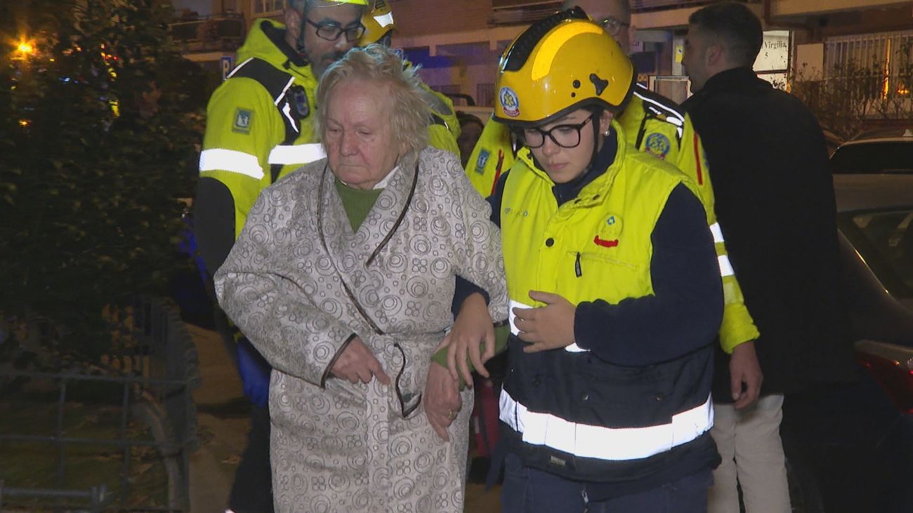 Bomberos rescatan a una mujer de edad avanzada en un incendio en Hortaleza