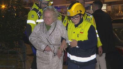Bomberos rescatan a una mujer de edad avanzada en un incendio en Hortaleza