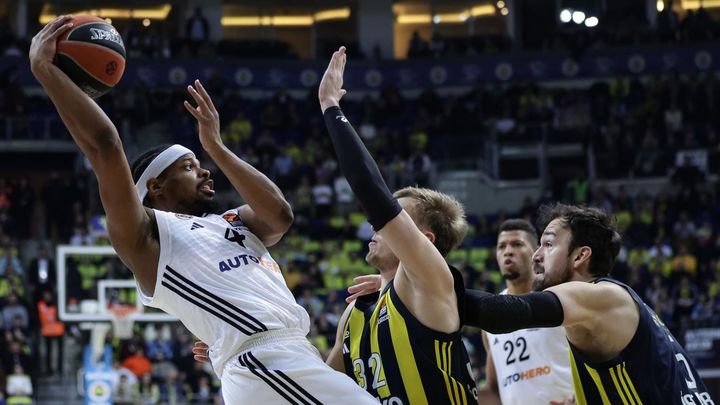 Dennis Smith Jr anre Fenerbahce / EFE