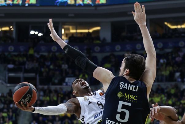 Xavier Rathan-Mayes ante Fenerbahce / EFE