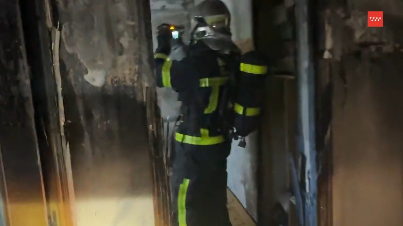 Una mujer con quemaduras y tres intoxicados en el incendio de un piso en Leganés