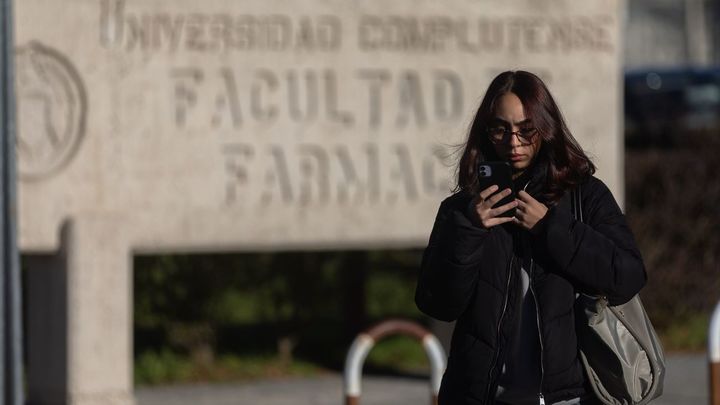 Una mujer junto a la Facultad de Farmacia (UCM) / EUROPA PRESS