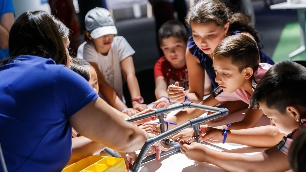 Menores participan en un talller