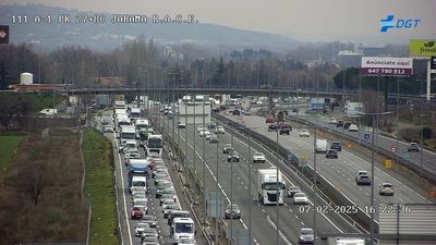 Abierta la A-1 en sentido salida de Madrid tras retirar el camión accidentado