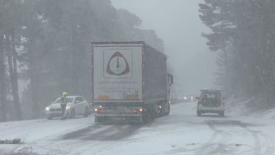 La nieve y la niebla complican la circulación en carreteras de la Sierra de Madrid