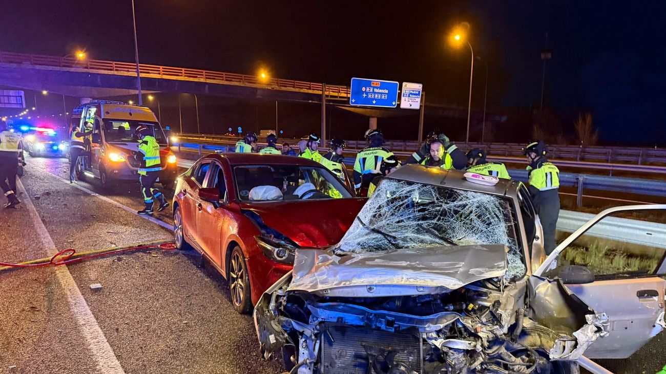 Accidente múltiple en la M-45, con un conductor atrapado en uno de los coches