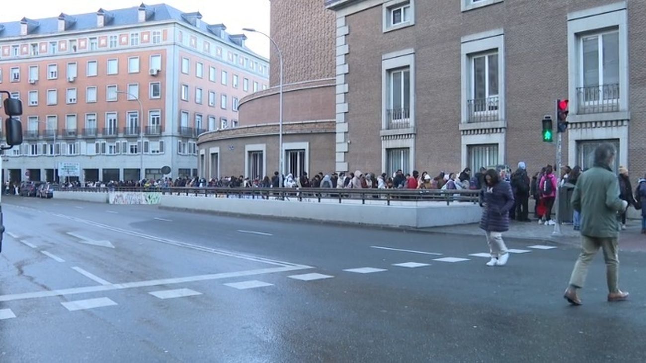 Colas kilométricas en  Moncloa para subir en autobús  a Navacerrada