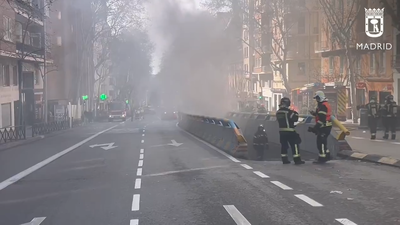 El incendio de dos coches eléctricos en un parking de Moncloa provoca una gran columna de humo