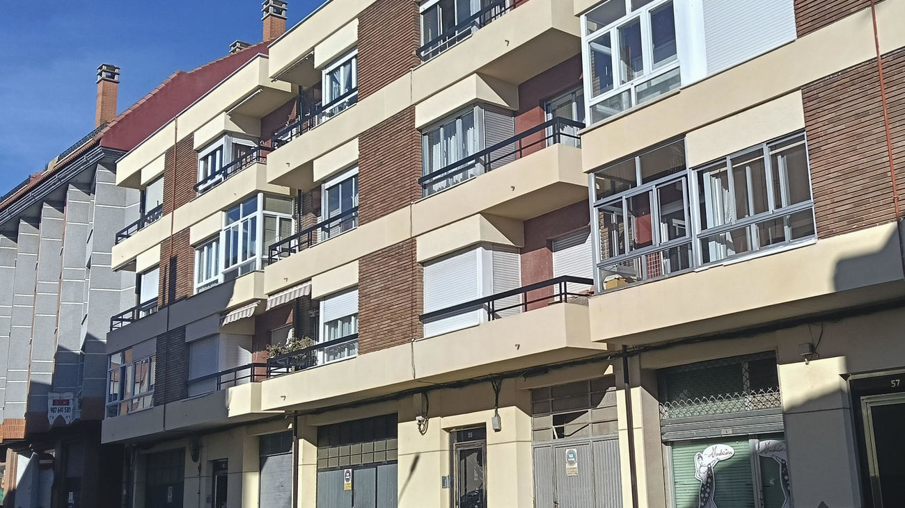 Edificio de la Calle Juan Carlos I Rey, en La Bañeza, donde ha fallecido una persona por inhalación de humo