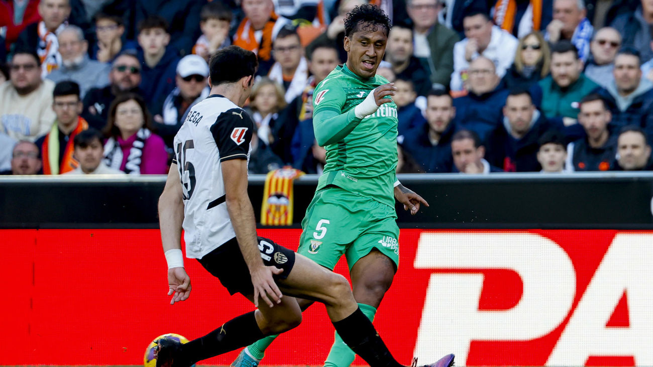 Renato Tapia, del Leganés, ante el defensa del Valencia César Tárrega