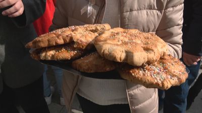 Con unas buenas tortas celebran Santa Águeda en Fuente el Saz