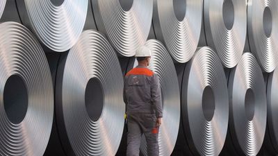 Trump impone aranceles del 25% al acero y aluminio desde este lunes "a todos"