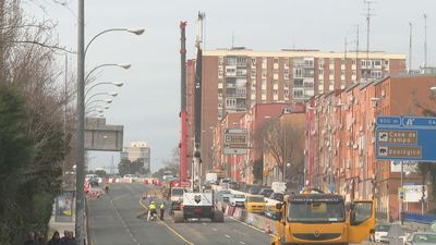 Atascos en la A-5 en hora punta coincidiendo con el cierre de la calzada sur