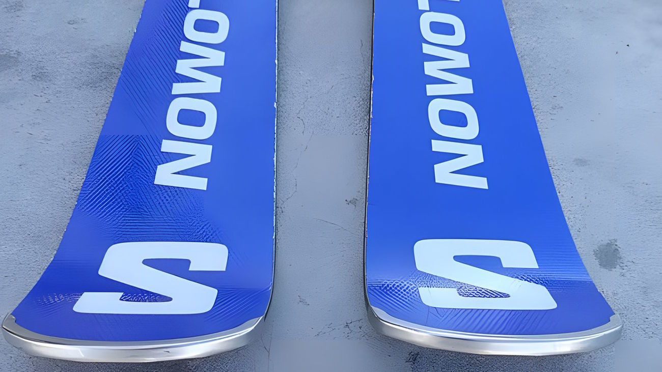 Esquís Salomon XS/Race puestos a la venta en Wallapop por 400 euros