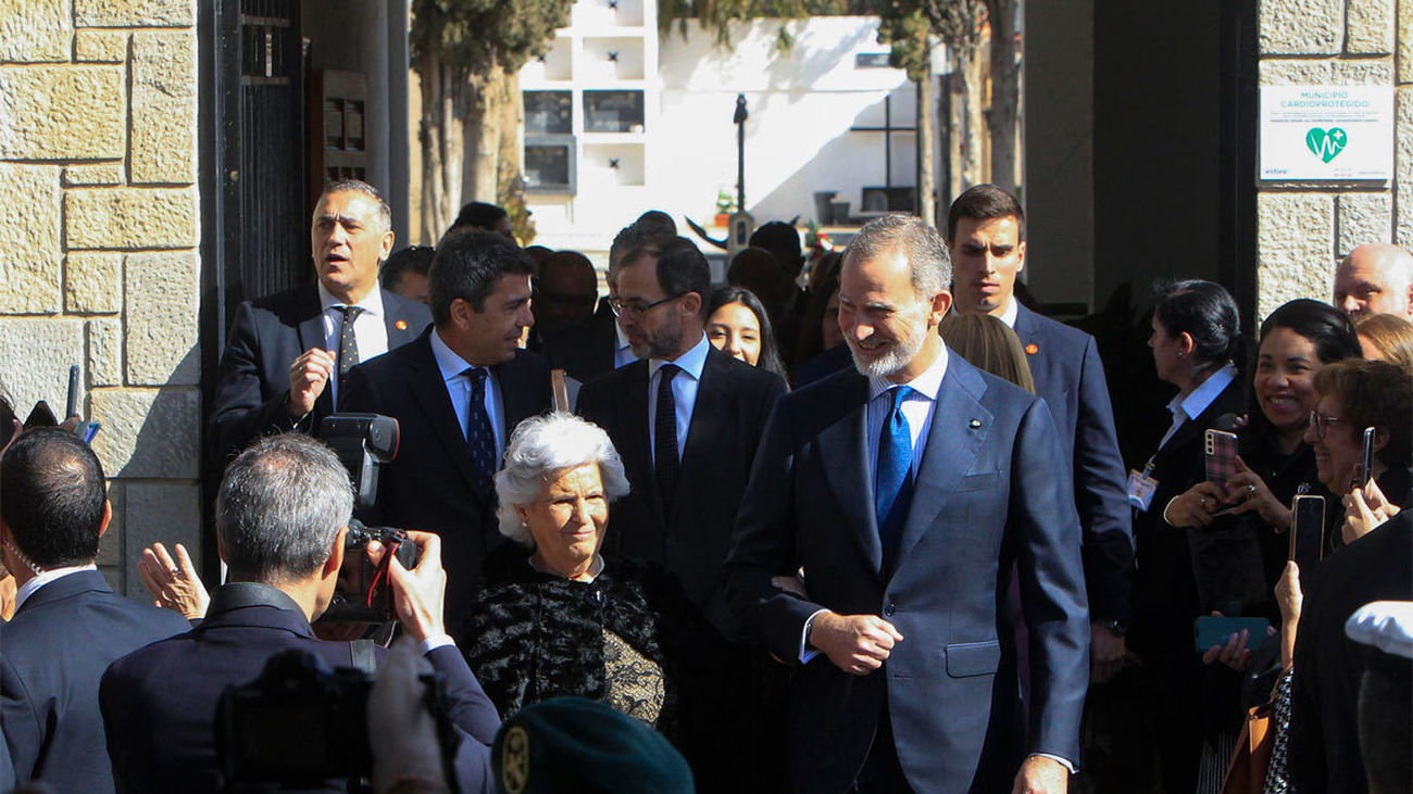 El rey asiste en El Campello  a la inhumación del jurista exiliado Rafael Altamira tras la repatriación de sus restos