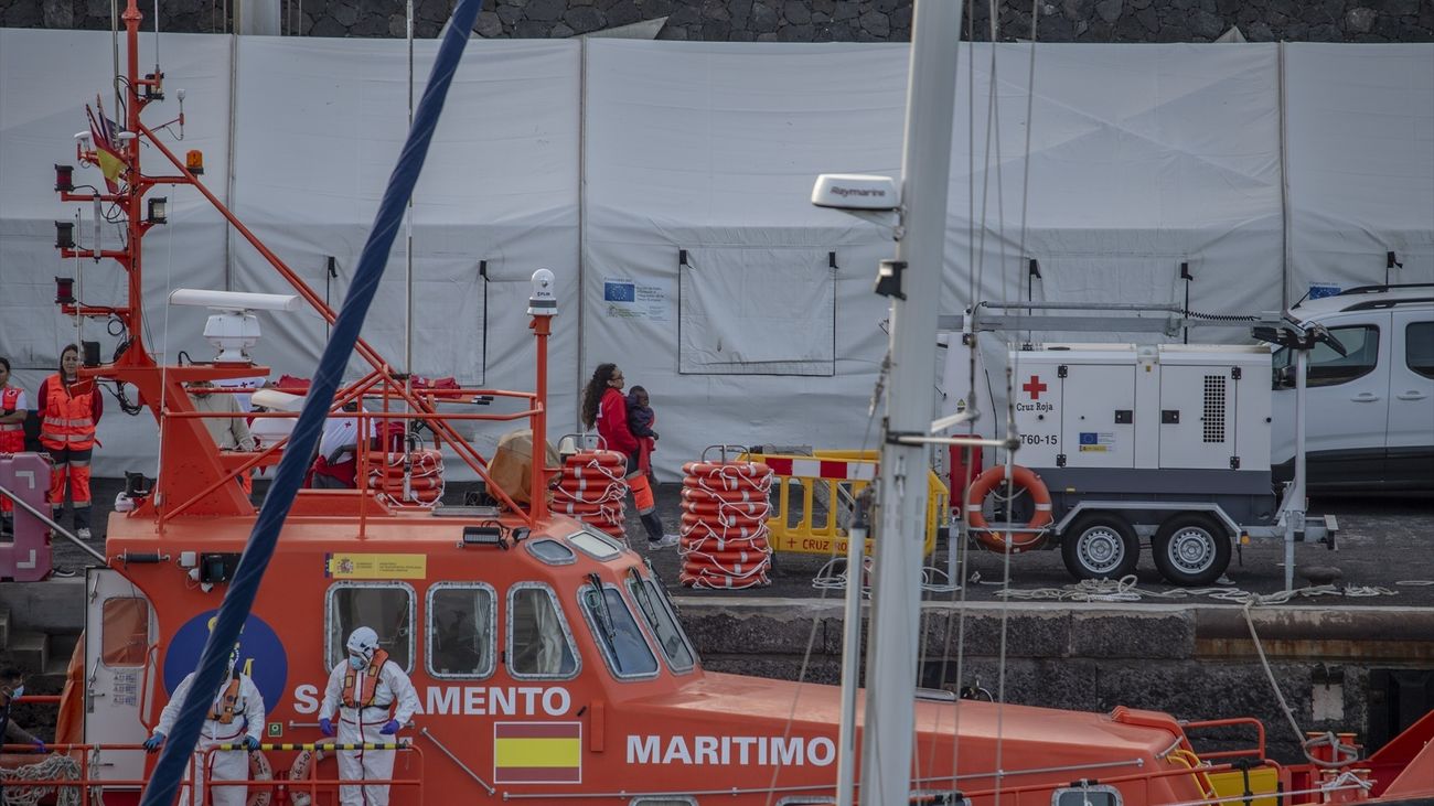 Salvamento lleva a El Hierro, Tenerife y Lanzarote a 284 personas que iban en 4 barcazas