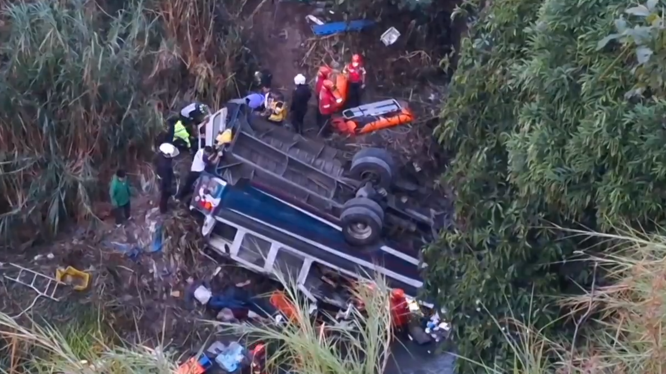 Tareas de rescate del autobús siniestrado en Ciudad de Guatemala