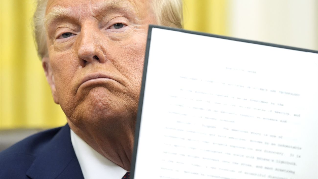 El presidente de EEUU, Donald Trump, exhibe una de sus órdenes ejecutivas