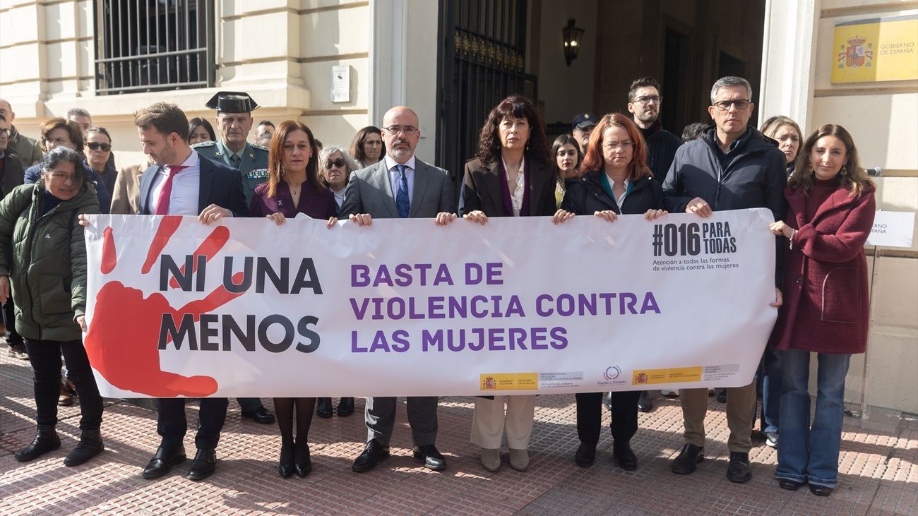 Minuto de silencio en la sede de la Delegación del Gobierno en Madrid por la mujer asesinada en Benalmádena