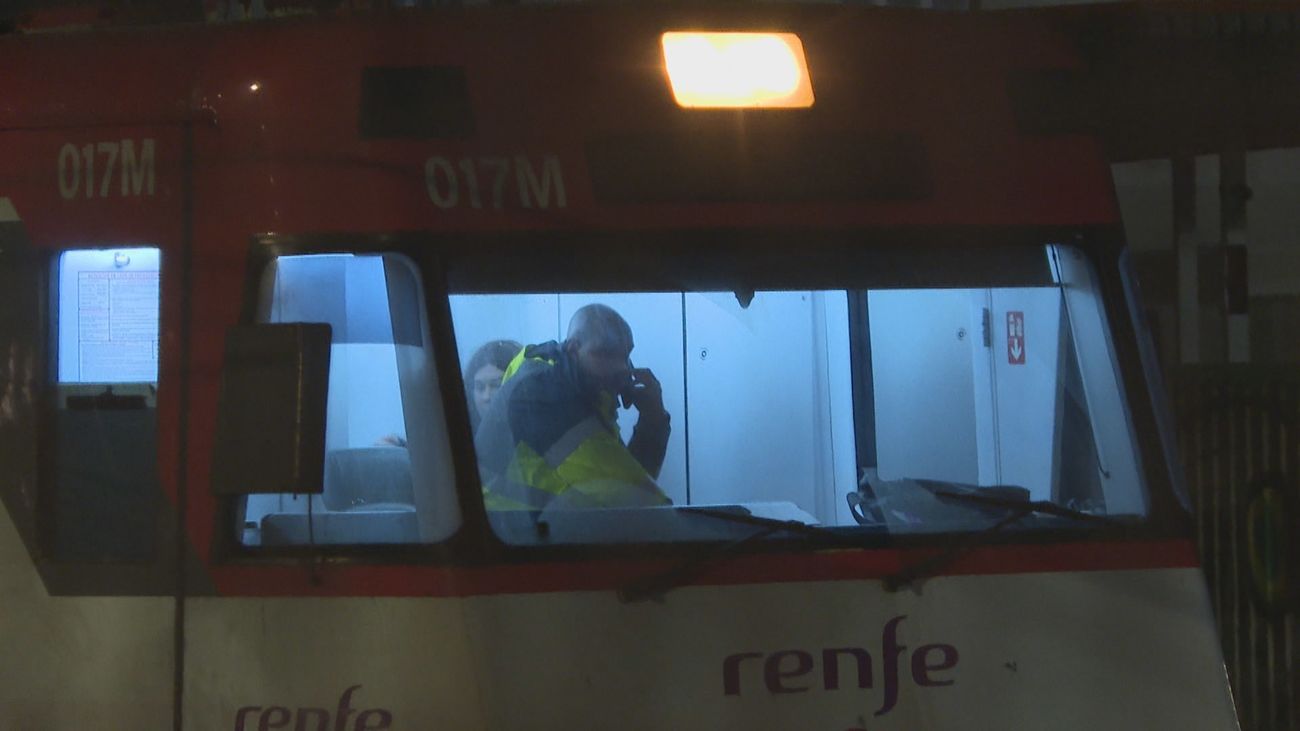 Pasajeros 'atrapados' una hora en un tren de la línea C-2: "Horrible, Horrible. No te cuentan nada"