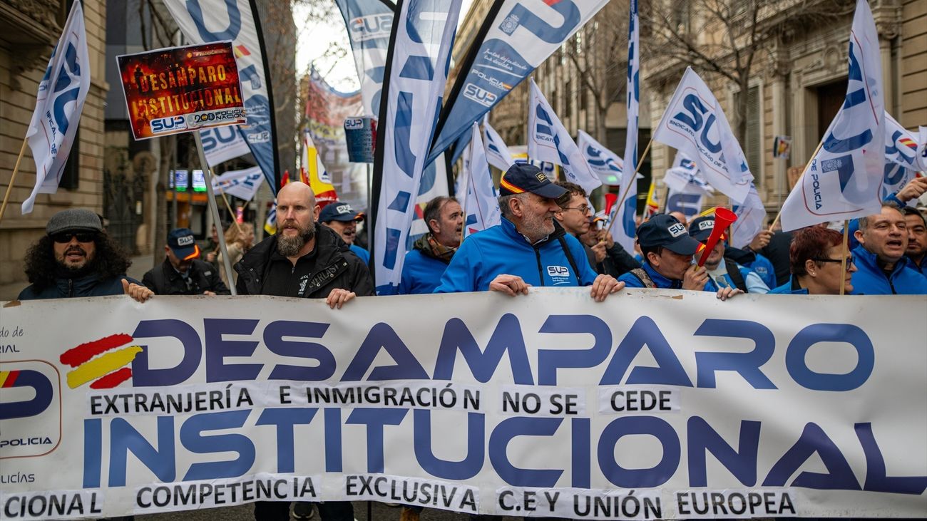 Policías se concentran en Barcelona contra el traspaso de competencias a los Mossos