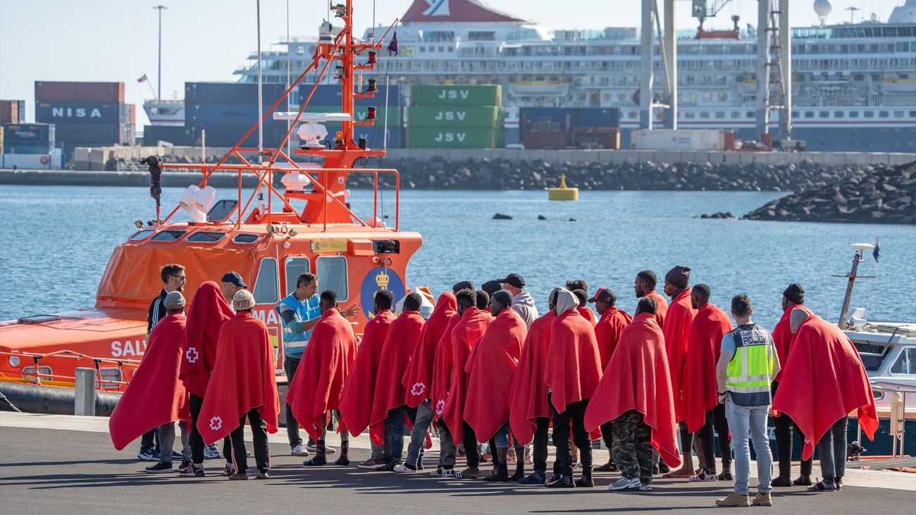 Personas rescatadas de un cayuco en Lanzarote